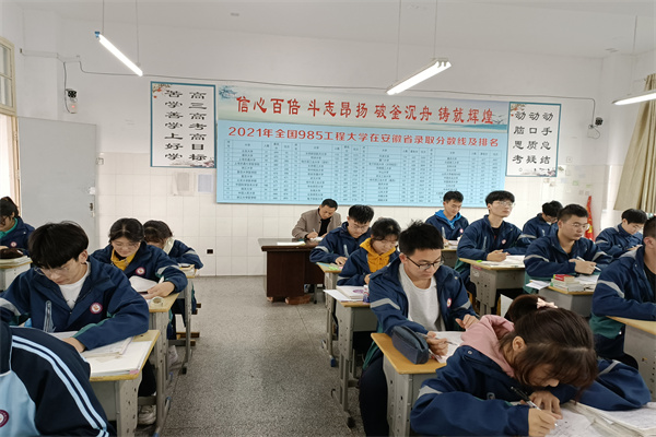 霍邱二中下足功夫抓高三好待明年捷报传