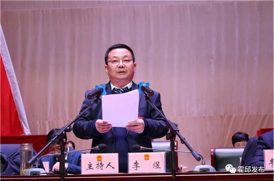 在热烈的掌声中,县委书记李煜讲话.