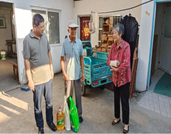 9月8日,霍邱县自然资源和规划局党组书记,局长程先尧带队一行多人深入