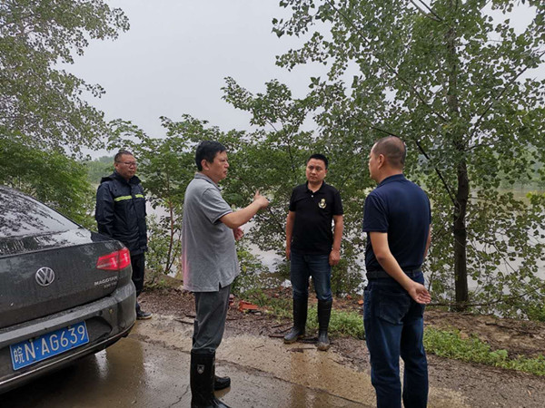 李家响亲临高塘镇沿岗河检查防汛防灾情况
