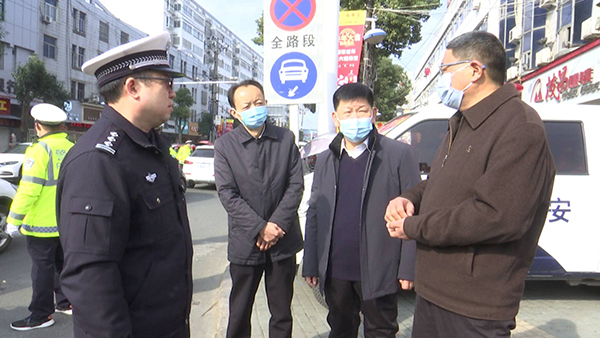 县领导慰问坚守岗位的工作人员_霍邱县人民政府