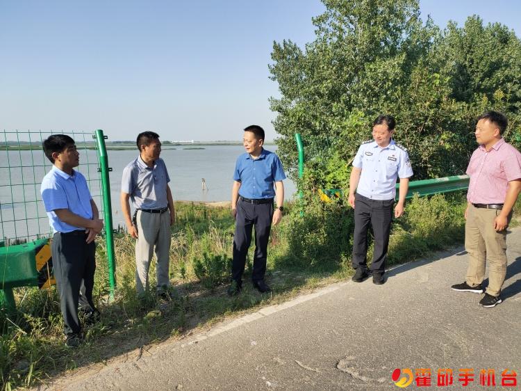 巡河过程中,田维胜详细了解了淮河岸线环境管理,实