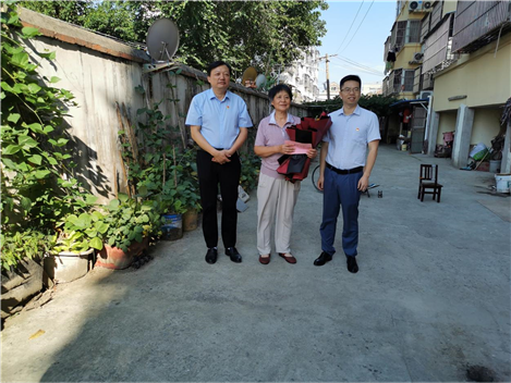 何超慰问全国先进工作者_霍邱县人民政府