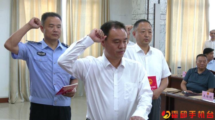 霍邱县第十七届人民政府县长职务请求的决定""关于接受晏剑波辞去霍邱