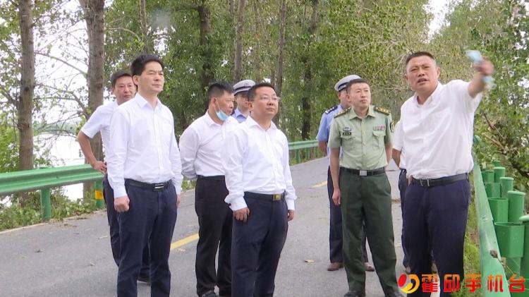 2021年7月29日,县委书记李煜督导沿岗河堤塌方险情处置工作.