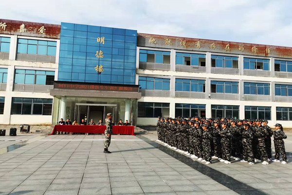 河口中学2021级学生军训圆满收官