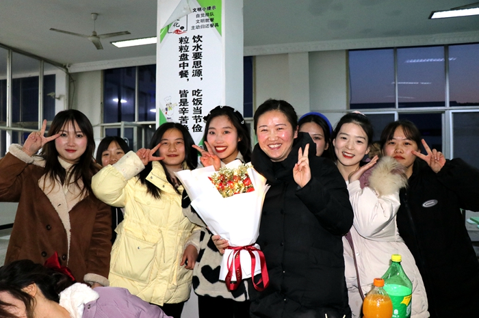 霍邱师范学校举行学生毕业聚餐欢庆学生顺利毕业