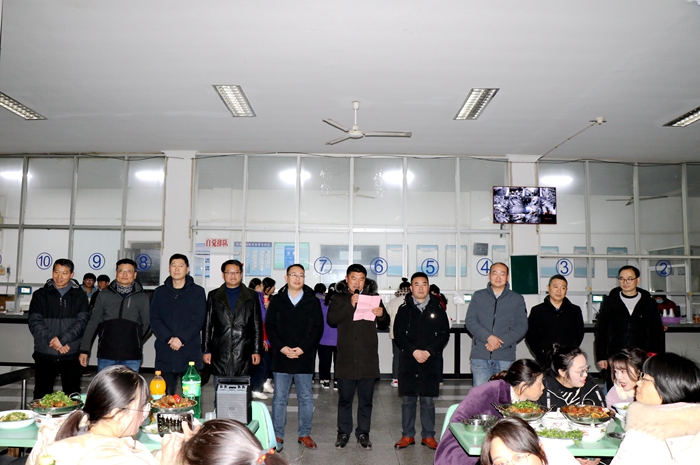 霍邱师范学校举行学生毕业聚餐欢庆学生顺利毕业