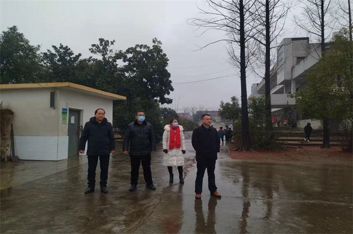 户胡镇中心学校责任督学到校督查促进学校和谐发展