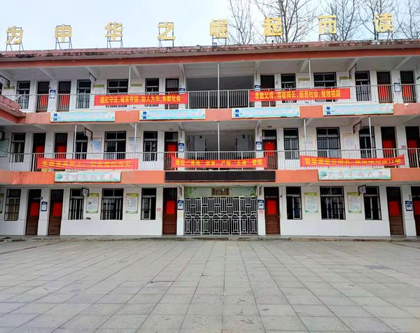 马店镇中心校挥毫写春联欢喜迎新年