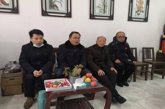 城关镇逸夫小学支部开展困难党员节前慰问活动_霍邱县人民政府