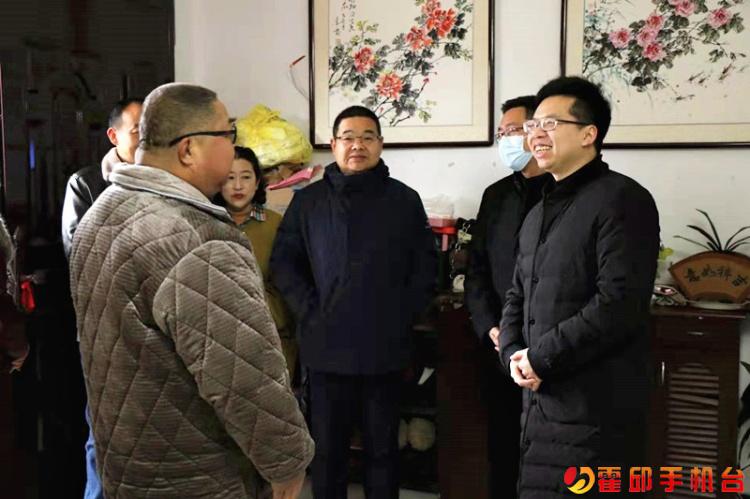 慰问中,何超详细询问了李春目前的身体情况,治疗进展