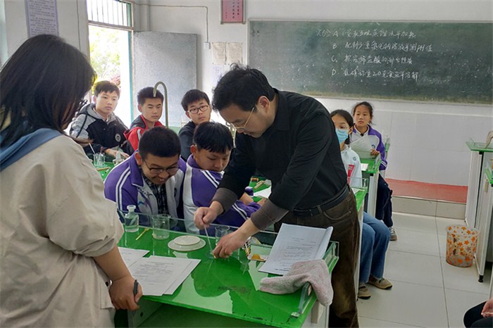 冯瓴镇新仓学校备战理化实验打好中考第一仗