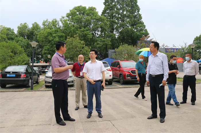 何超调研霍邱二中高考准备工作