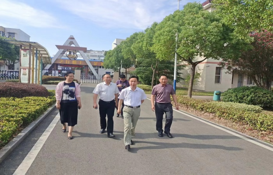 68686868方强等一行在长集中学党总支书记,校长韩远国的陪同