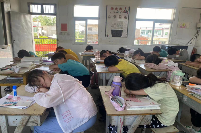 孩子睡眠得不得保障,下午上课都是没精打采.