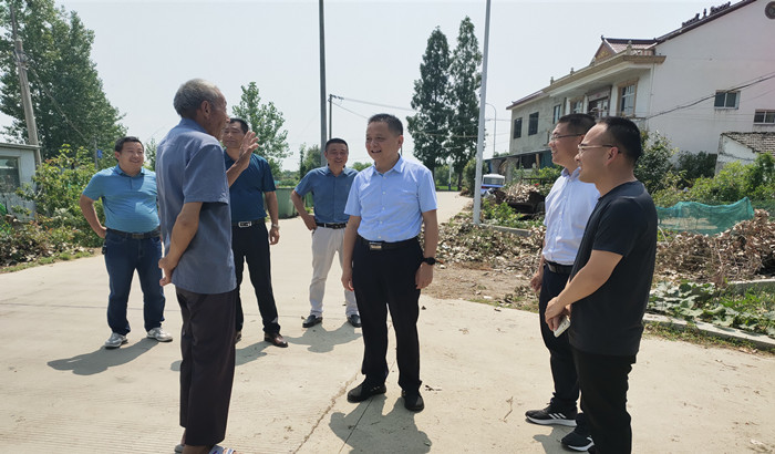 在城关镇,田维胜听取了镇村农村人居环境突出问题专