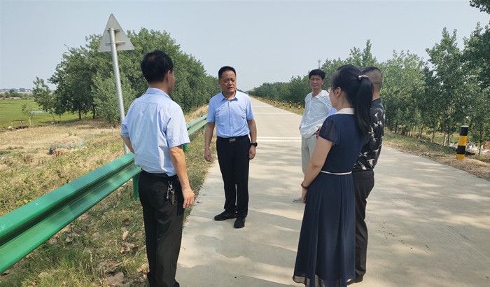 在城关镇,田维胜听取了镇村农村人居环境突出问题专