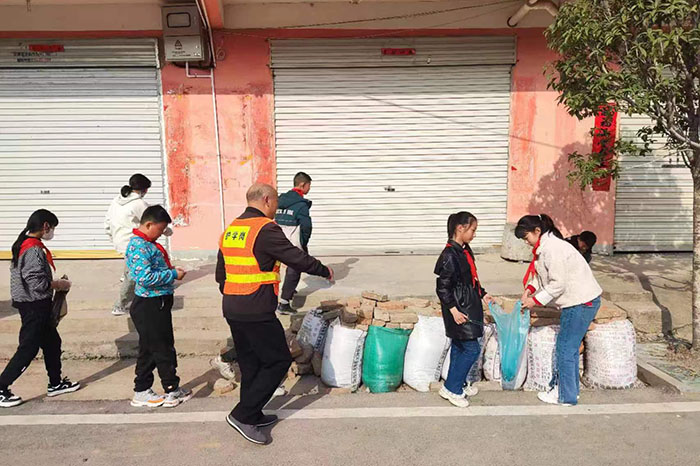 龙潭镇石庙学校:赓续雷锋精神 弘扬榜样力量_霍邱县人民政府