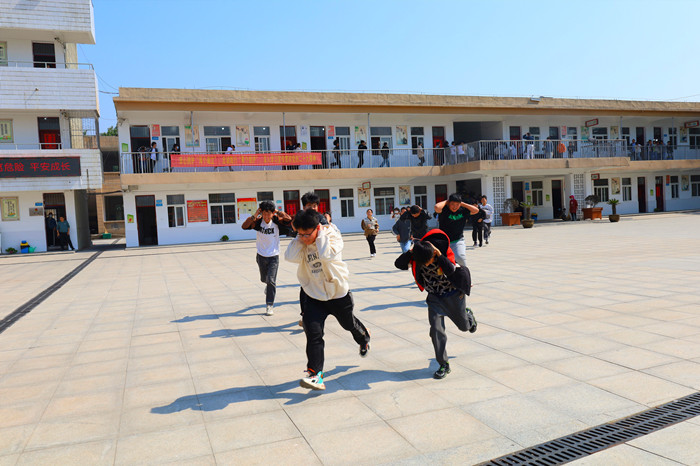 周集镇中心学校:生命安全记于心 防震演练践于行_霍邱县人民政府