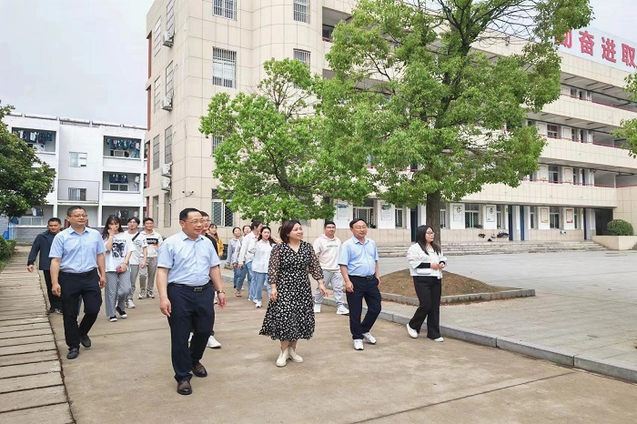 长集中学:深入参观学习 携手共助成长_霍邱县人民政府
