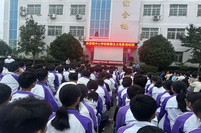 洪亮的音响,学生们目不转睛,被电影情节深深吸引,影片以金寨县公安局