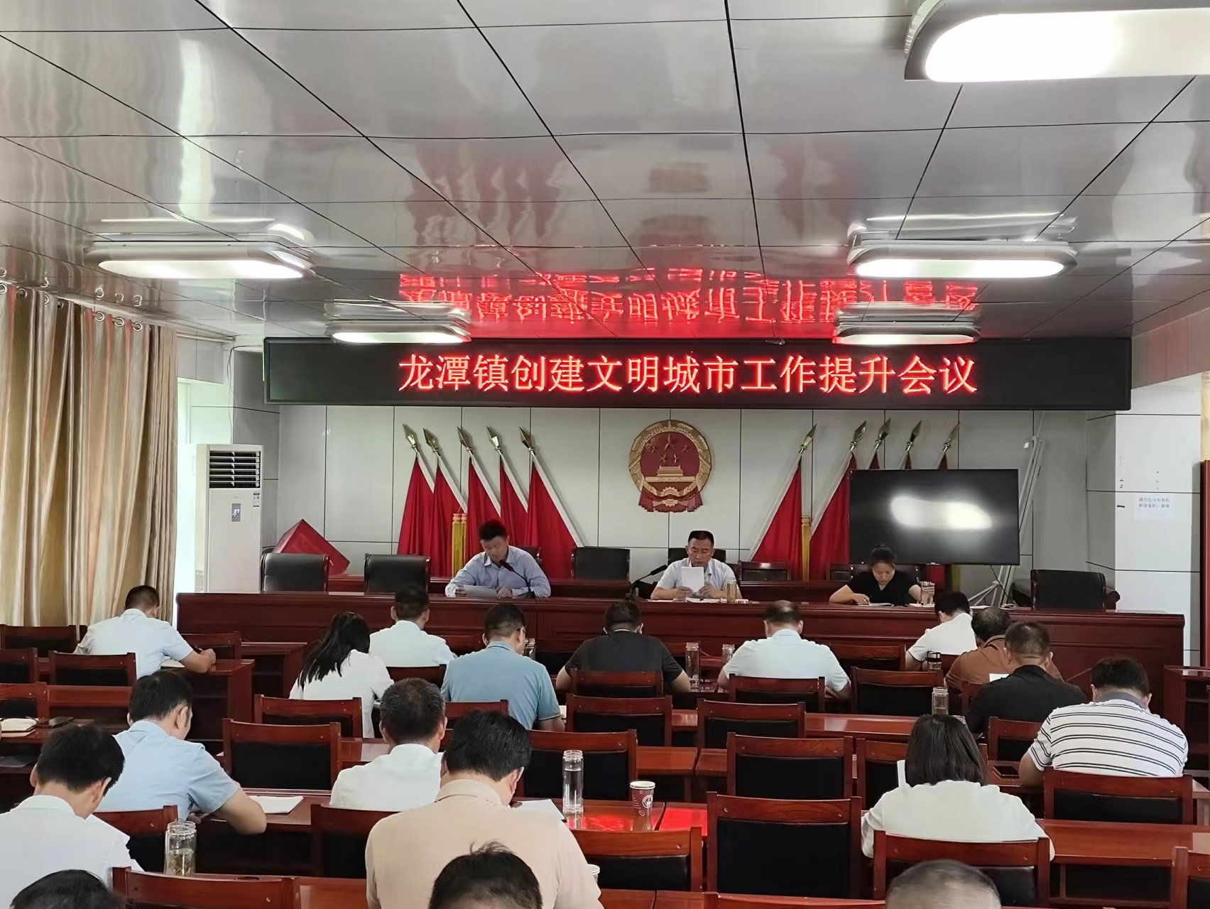 网站首页>信息公开>霍邱县龙潭镇>政府会议>除了具体规划,史书记还