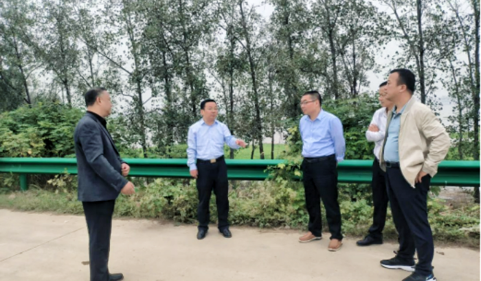 李煜在开展巡河并督导突出生态环境问题整改工作时强调：全面贯彻习近平生态文明思想，坚决扛起生态保护政治责任，抓实抓细河湖长制工作