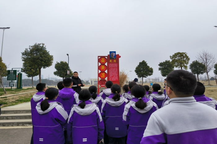 霍邱一中践行志愿服务弘扬雷锋精神