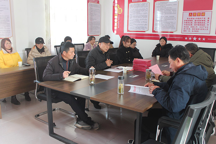 《龙潭镇中心学校关于表彰"最美教师"的决定》,校领导班子为获奖女