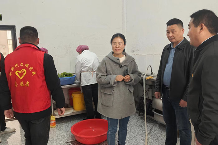 中午吃的什么菜呀,好吃吗……"检查组一行深入中心幼儿园,吴阳中学等