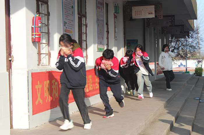 龙潭镇中心学校开展消防安全演练提升应急救援技能