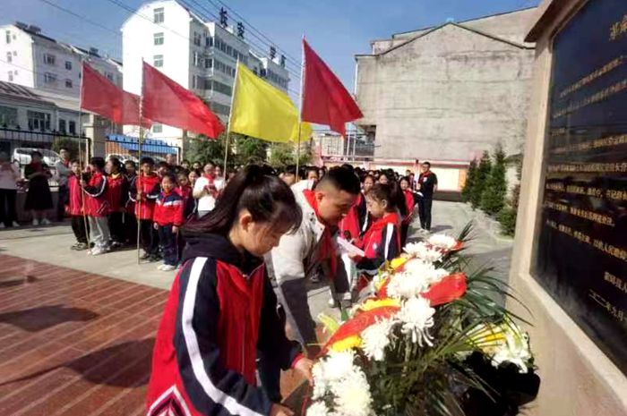 长集镇中心学校中心小学童心向党缅怀英烈