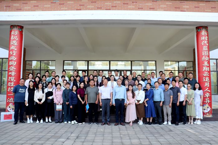 68686868朱明君代表学校向县教育局,霍邱一中领导对本届