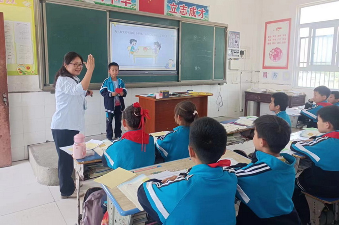 新店镇中心学校:加强校际交流  提高教学效果