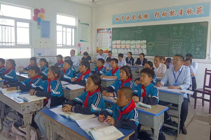 新店中心小学教师葛刘敏则通过三年级数学《分一分》,以丰富的案例