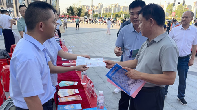 我县组织开展2025年防范非法金融活动宣传月暨政府开放日活动