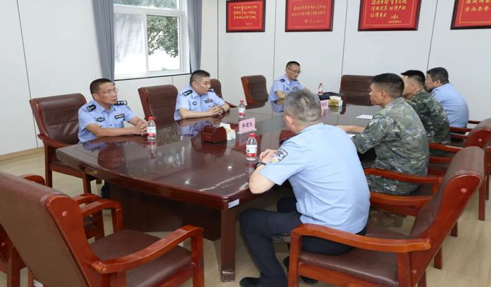 黄杰“八一”前夕走访慰问武警官兵